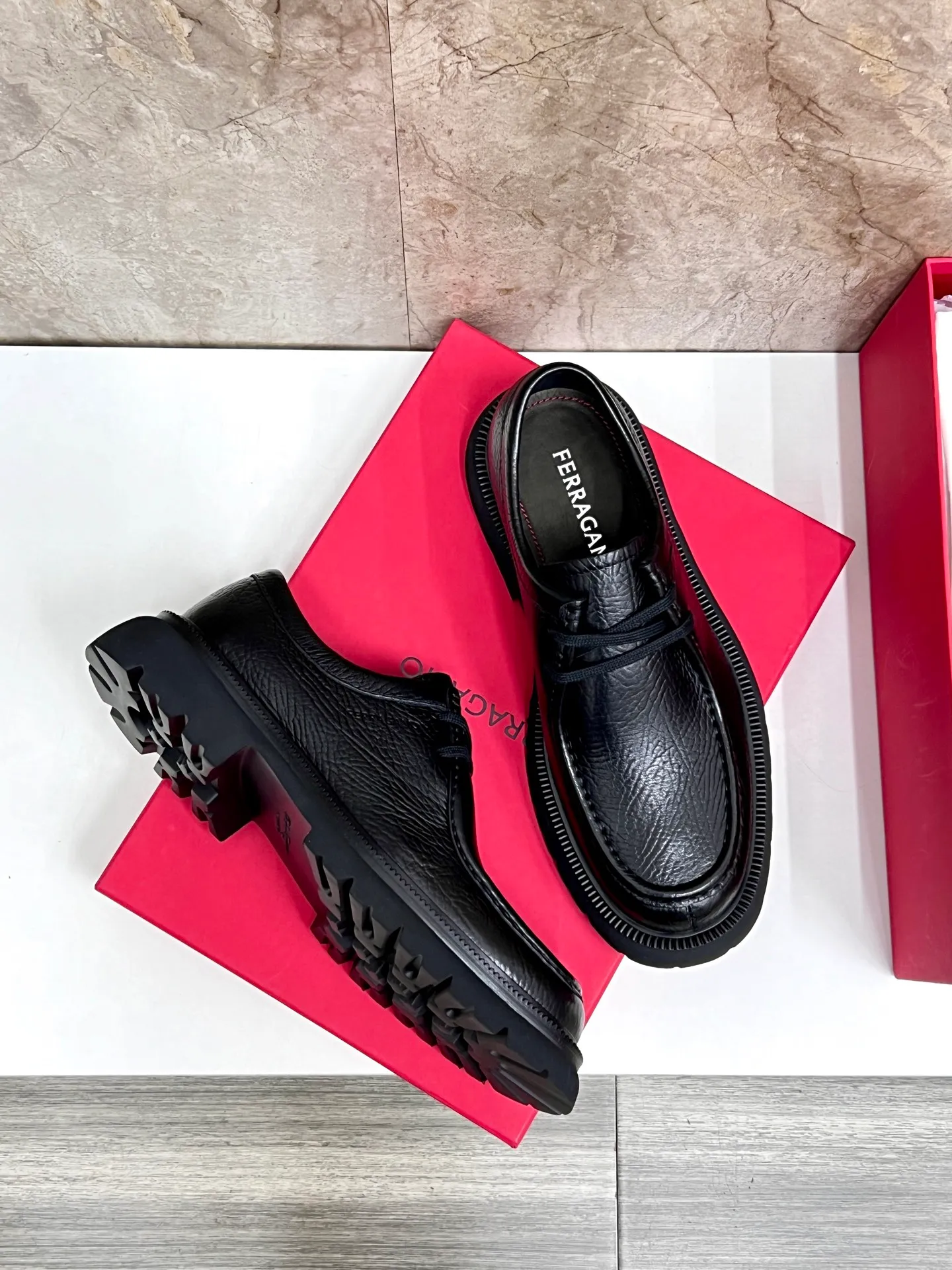 Original quality P780 Brand: Ferragamo Standard code: Men's code 39.40.41.42.43.44 Grade: Same style as the official website High-quality men's shoes Material: Customized first-layer calfskin with water-dyed cowhide lining Cowhide tiptoe Original non-slip and wear-resistant rubber outsole Style category: Men's formal business leather shoes are young and fashionable European and American trends British style Casual matching Comfortable feet Color: actual picture